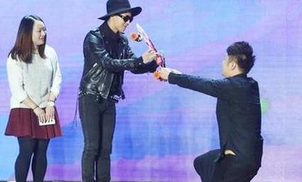 杜海涛下跪图片