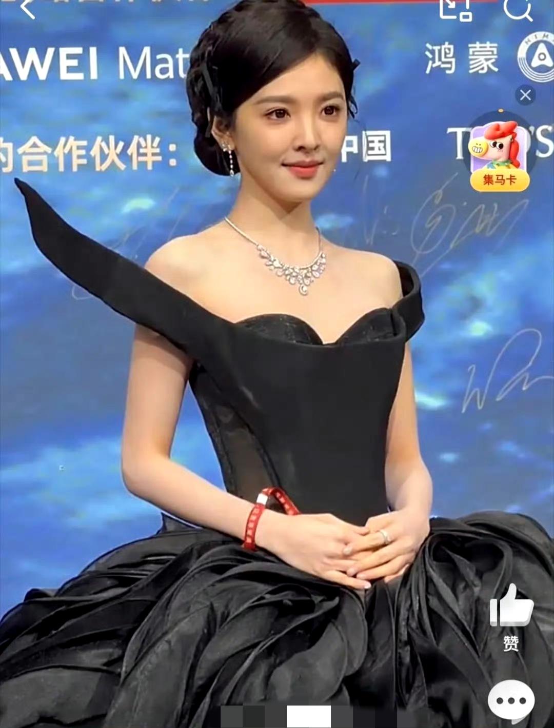 章若楠微博之夜造型引争议！黑裙被嘲“麻辣香锅”，复古盘发遭吐槽在微博之夜的