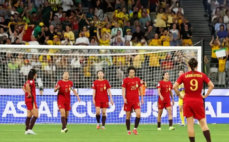 从上届女足凭借王霜、唐佳丽、王珊珊三叉戟主力阵容拿下亚洲杯，到这届王霜、邵子钦、