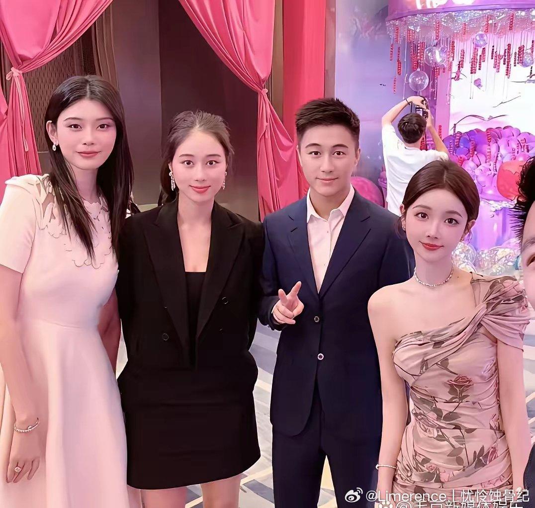 何超欣同特步千金丁佳敏合照曝光，两家往来密切，双方豪门婚礼都互相到场见证。丁佳敏