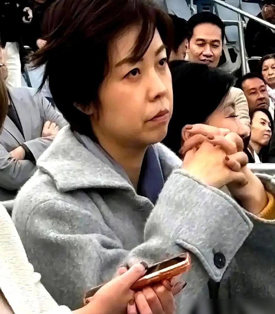 大魔王张怡宁，最近有点不对劲。跟64岁的老公现身赛马场，被拍到“全程黑脸”，