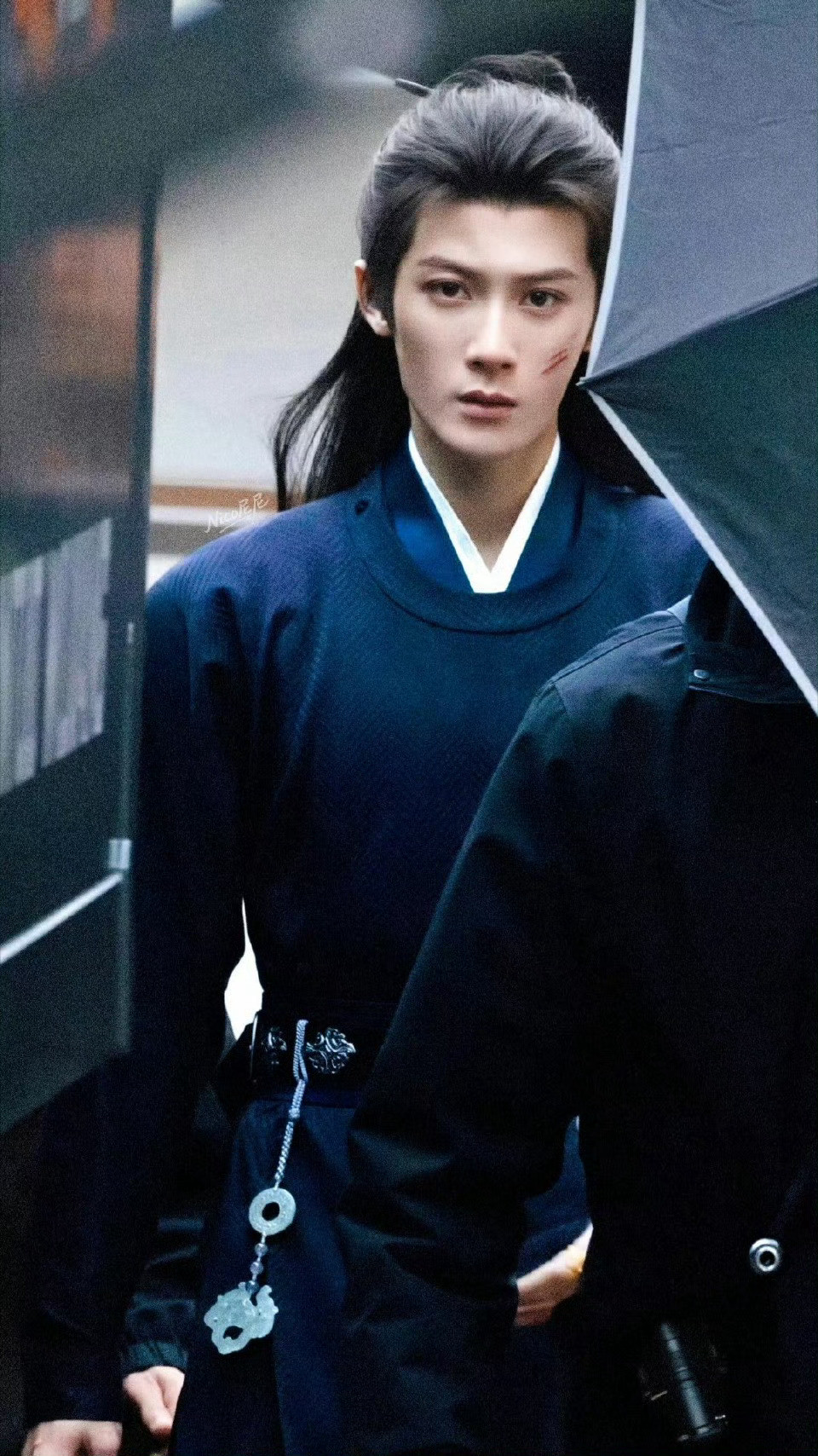 当檀健次谢却山的战损路透猝不及防砸进视线时，内娱古偶的“颜巅”定义，终于跳出了