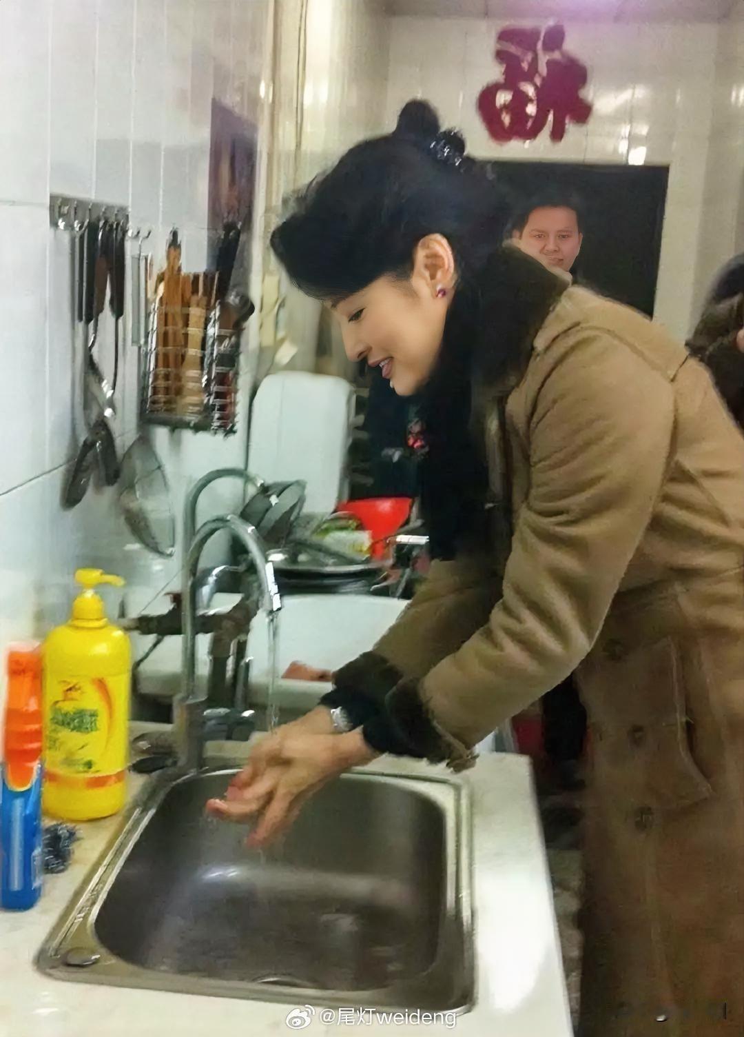 真没想到，周涛家里的厨房和我们普通人一样，一点也没有过度奢华的土豪风。在大众