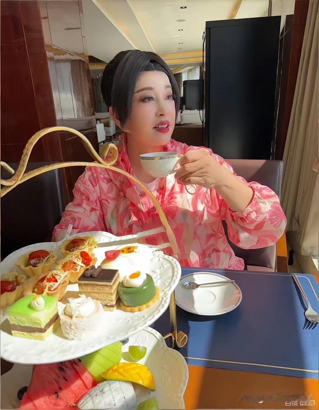 75岁刘晓庆现身太原某大酒店喝下午茶的路透，刷到的时候我都愣了下。一身红底印花