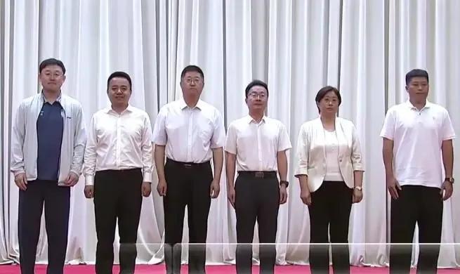大连足协换届，孙继海成为了大连足协副主席，感觉越来越正式了，从一开始的扎根青训，