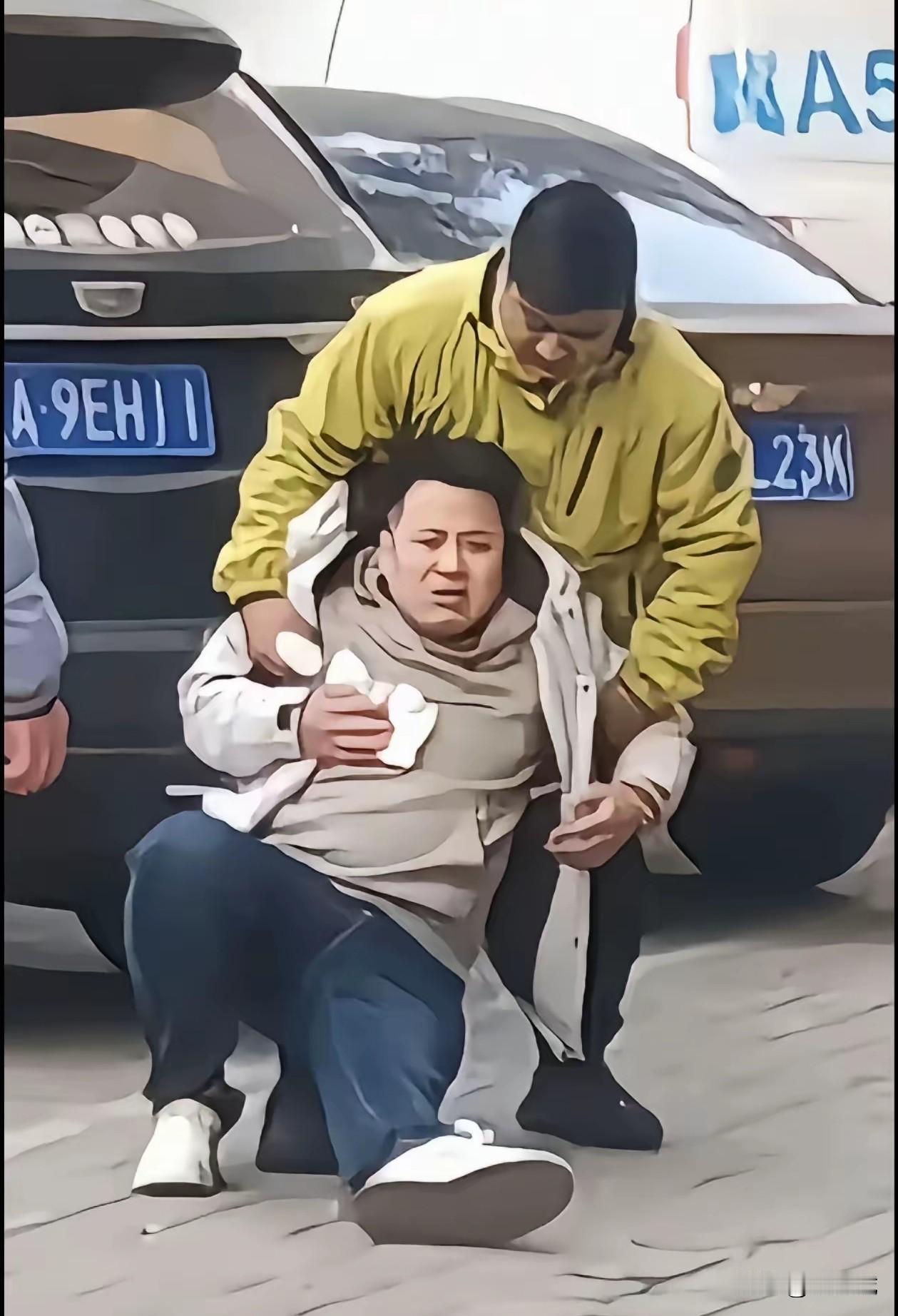 常言道做人做事留一线日后好相见，站长桀骜不驯一副要吃人的眼神，没想到也会有躺下的