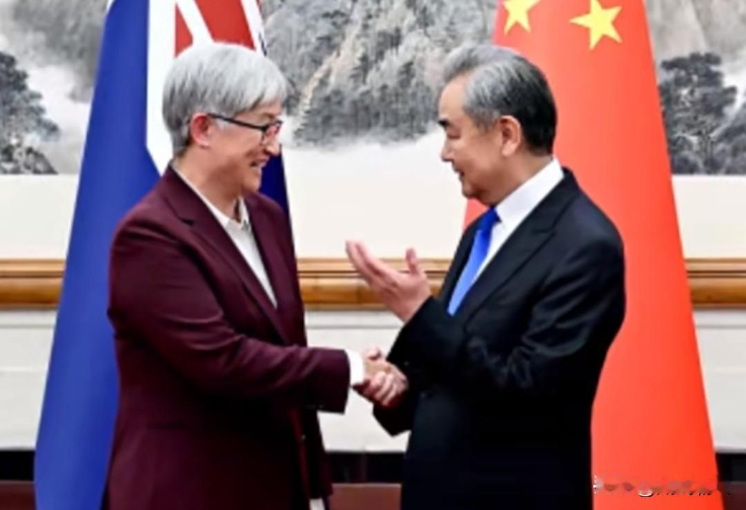 澳大利亚承认中国军力正在以前所未有的速度增长！澳大利亚外交部长黄英贤在一份声