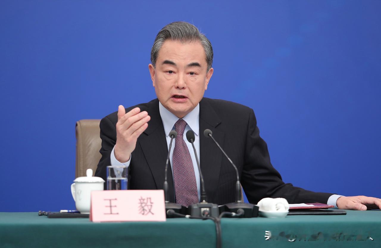 别装傻了！当“日本现职领导人”这七个字从外交部口中说出时，性质已经彻底变了。这是