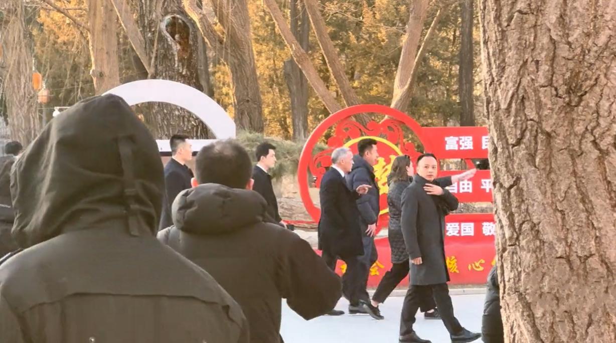 路人镜头下的加拿大总理离开北京前逛公园！让人没想到的是人群中的总理先生很有辨识度
