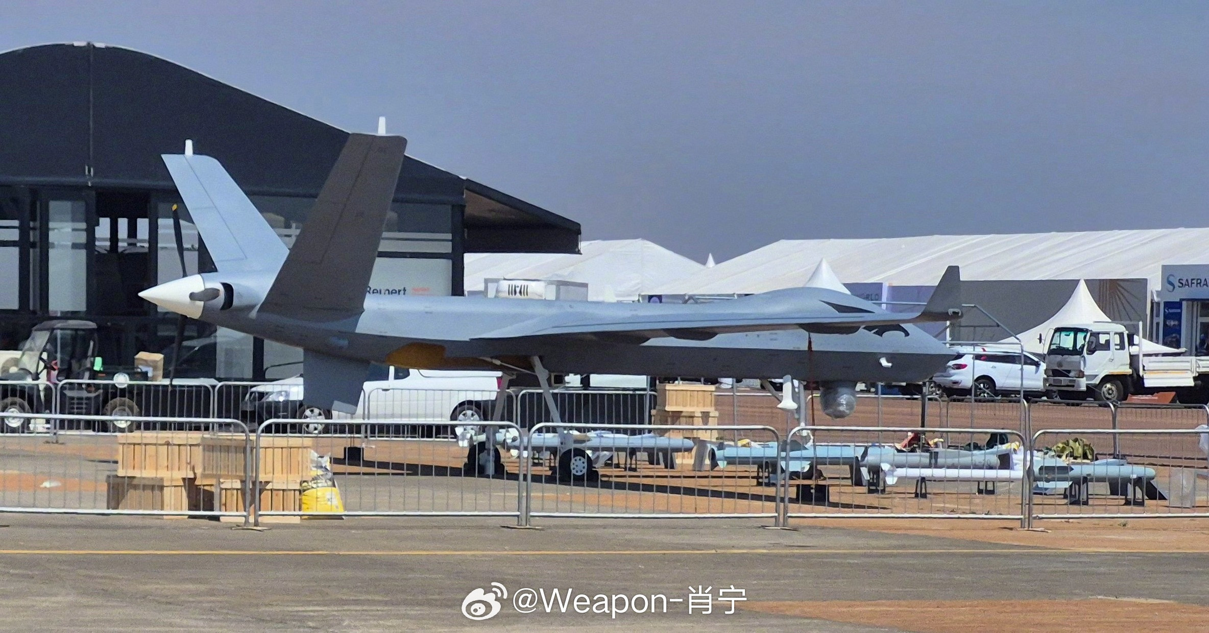 兵器影像2026南非防务展，中航工业展出了翼龙II，保利展出了携带四枚火箭筒的