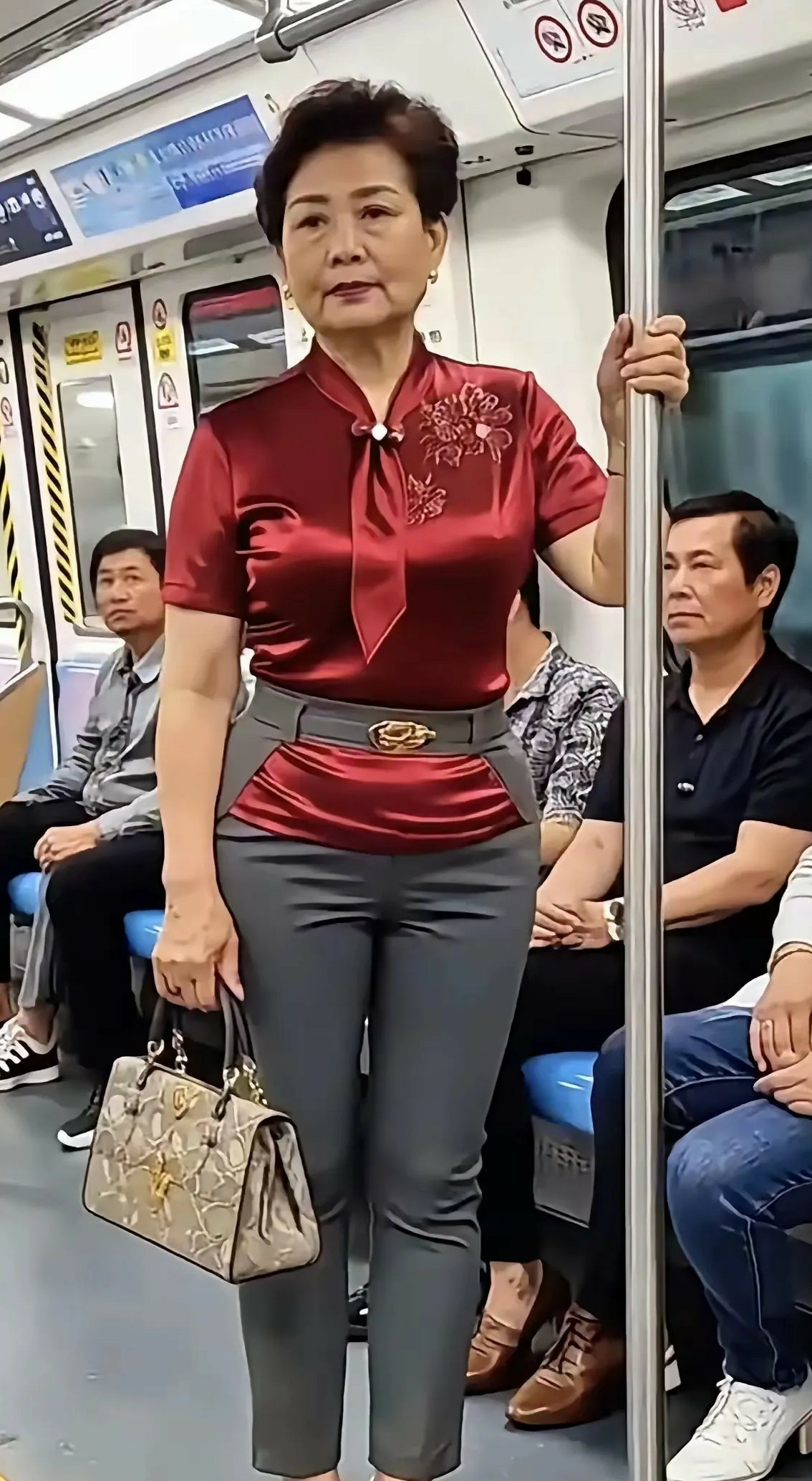现在的老太太一个比一个时尚啊
