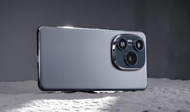 手机续航卷疯了！荣耀这波操作太秀了曾经大家盯着处理器较劲，如今“续航”直接杀