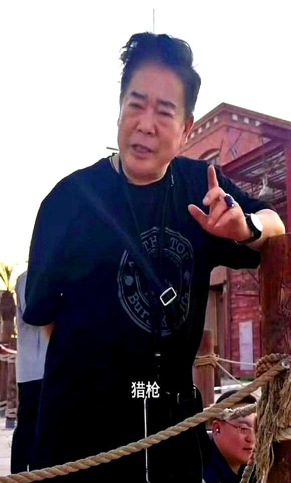 72岁的奇志正守在长沙都正街，手里握着惊堂木，眼里没半点暮气。有人问他后悔当初和