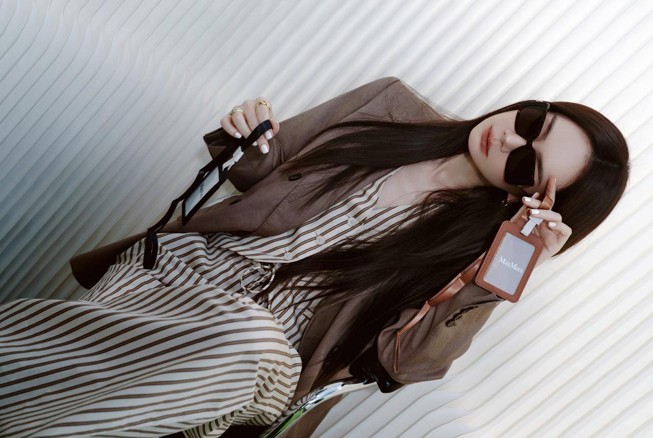 戚薇春季穿搭西装配条纹套装懂得的人说戚薇这一身穿搭穿出了现代意式美学从