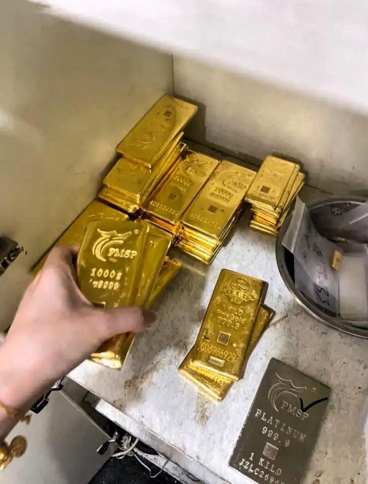 手里有黄金的人，今晚怕是真的要吃褪黑素了，7月12日，国际暗金价格从