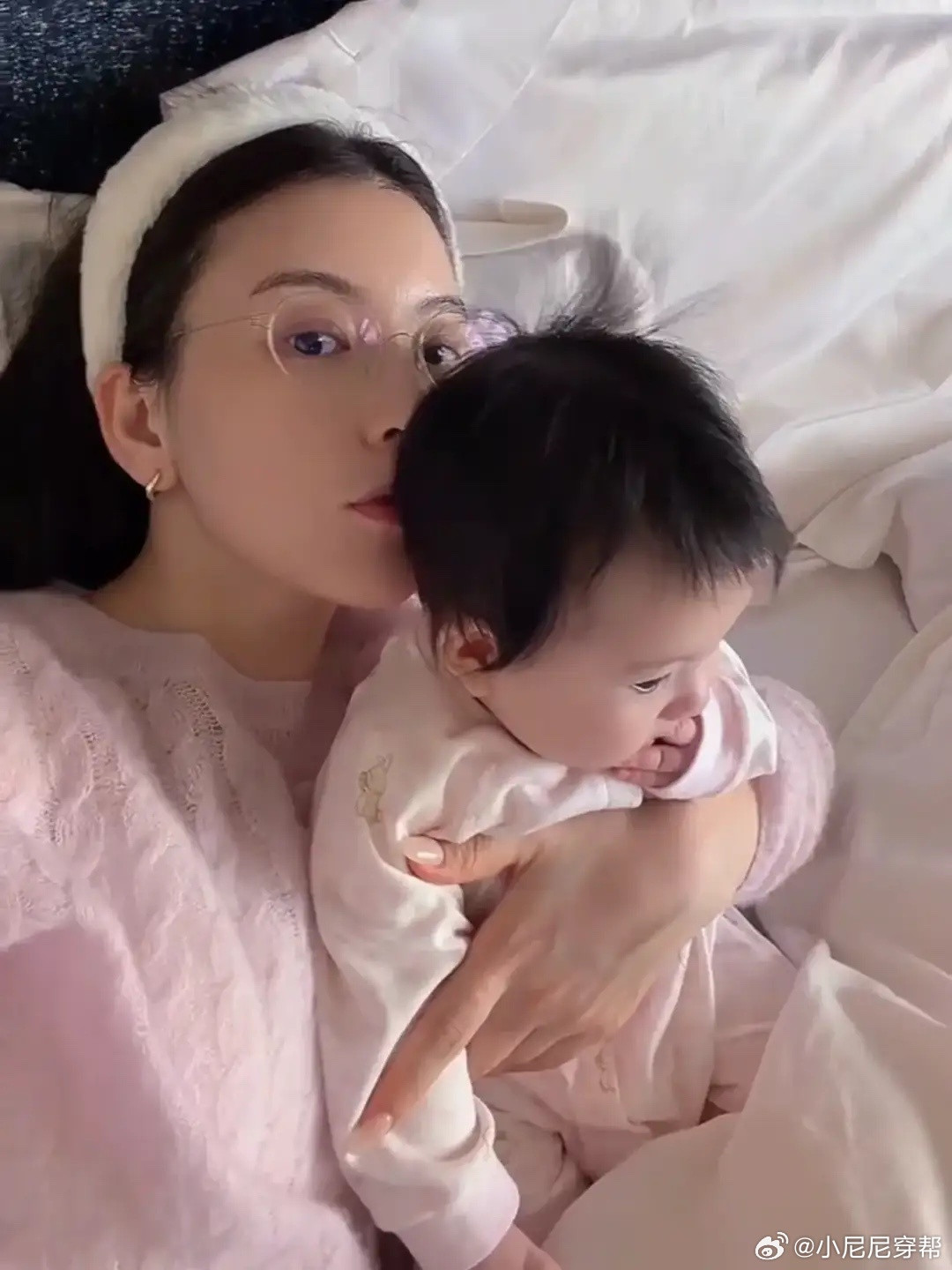 方媛晒三胎小女儿近照，5个月大郭咏心头发浓密五官漂亮，好可爱！