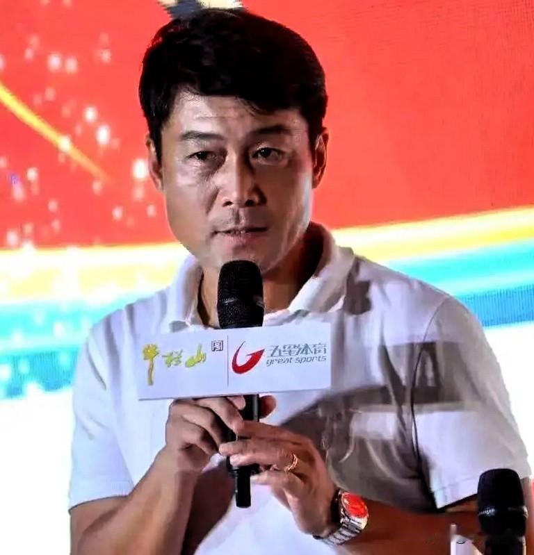这个世界上我最想不明白的人，就是前国脚申思了！他自己明明因为假球因为800万