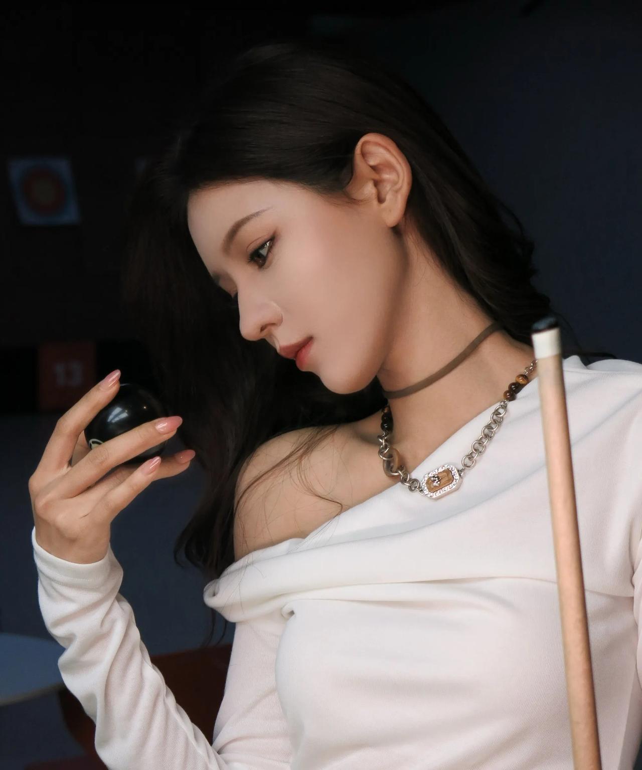 张予曦台球写真太会了！休闲氛围里藏着故事感