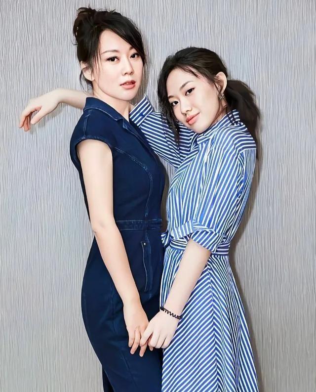 一天，闫妮去买房，售楼小姐看她衣着普通，就随便一指：“这套不错，400平，才12