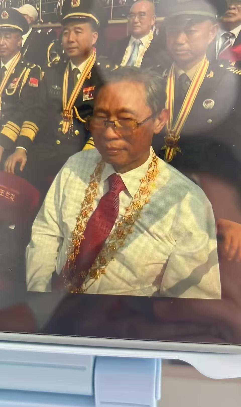 当看到他的勋章为什么不同时，去搜了一下，这些国之脊梁，共和国勋章获得者现在也