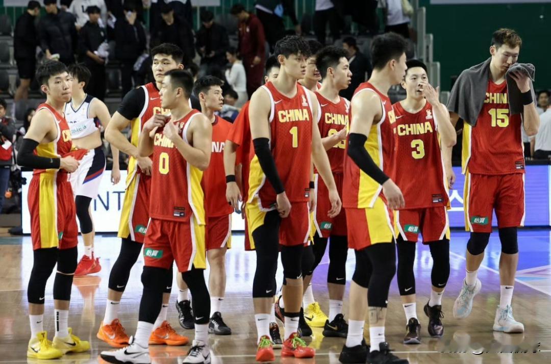 中国男篮大战日本！不出意外，这9人会被精简出局，收三好一坏消息新一期中国男篮