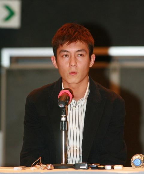 外国记者问陈冠希：“你当初为什么要拍摄这些照片？”陈冠希说：“实际我已经停止拍这