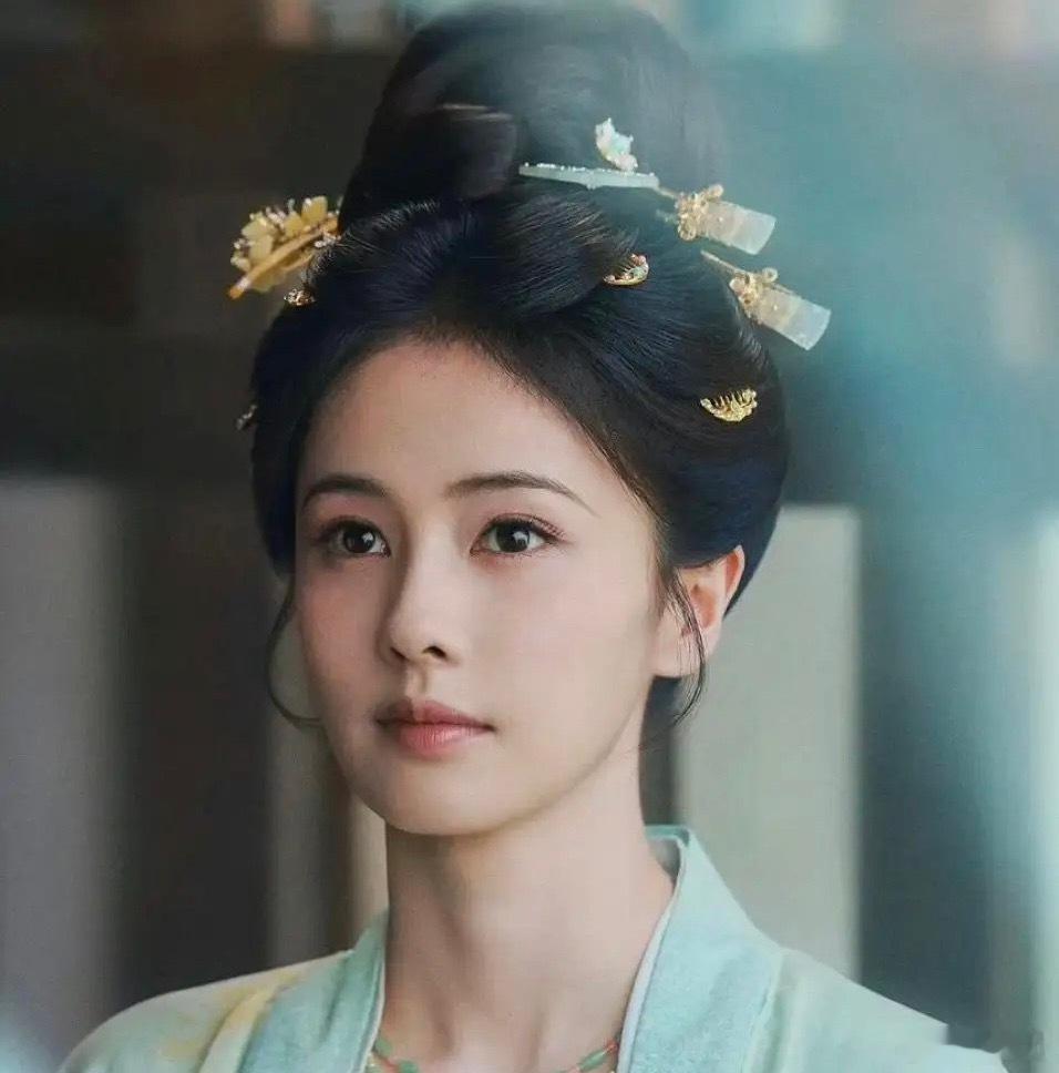 《莫離》播完，白鹿升不升咖不好说，但有一点可以肯定，就是坐实了她“招黑圣体”的称