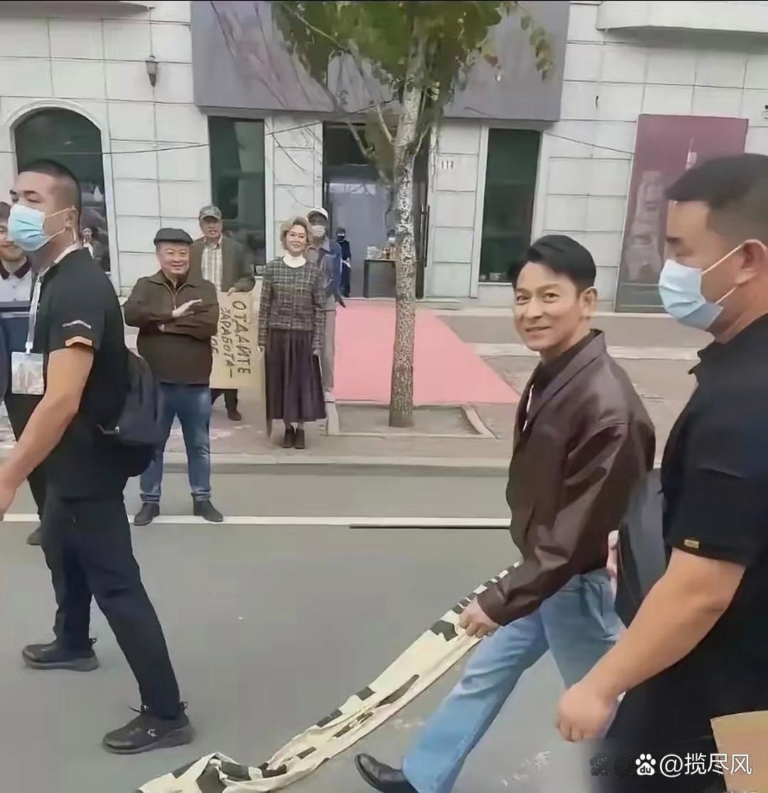 这应该是刘德华最想删的照片吧​