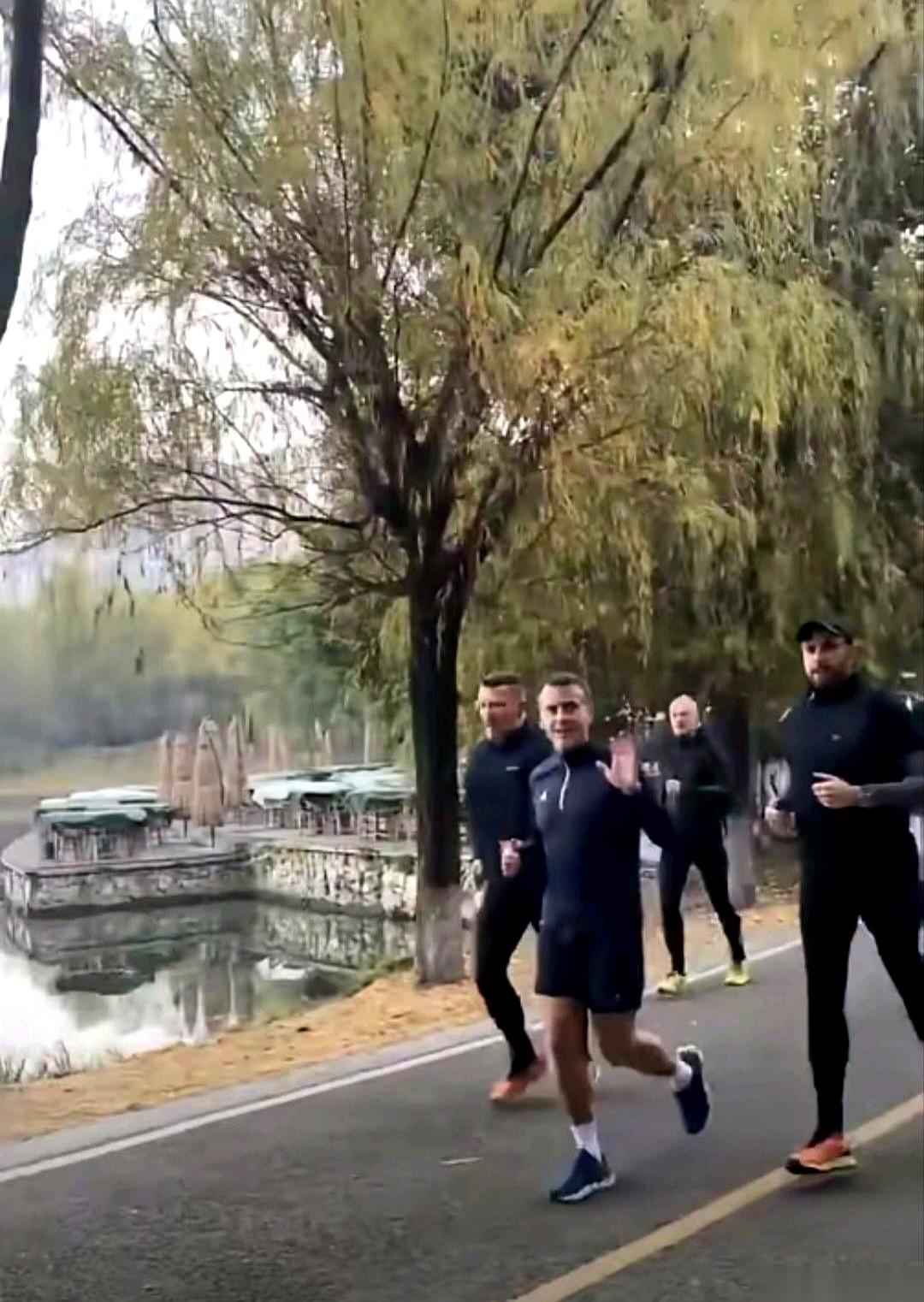 大佬的玩法，真的不一样。你以为人家来成都，只是开会、访问？错了，人家是来“校