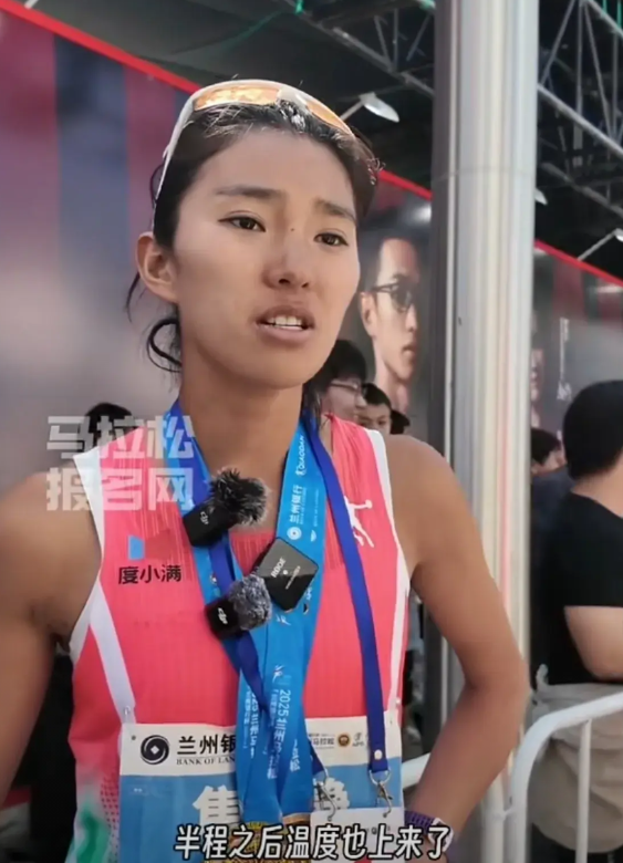 今天在兰州马拉松上，焦安静又重回巅峰，拿下了女子国内的全马冠军，比大部分时间优势