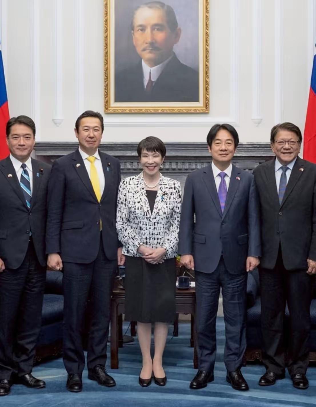 日本首相高市早苗跟台湾省伪总统赖清德两人站在一起，这两个人看上去都很有汉奸相！只