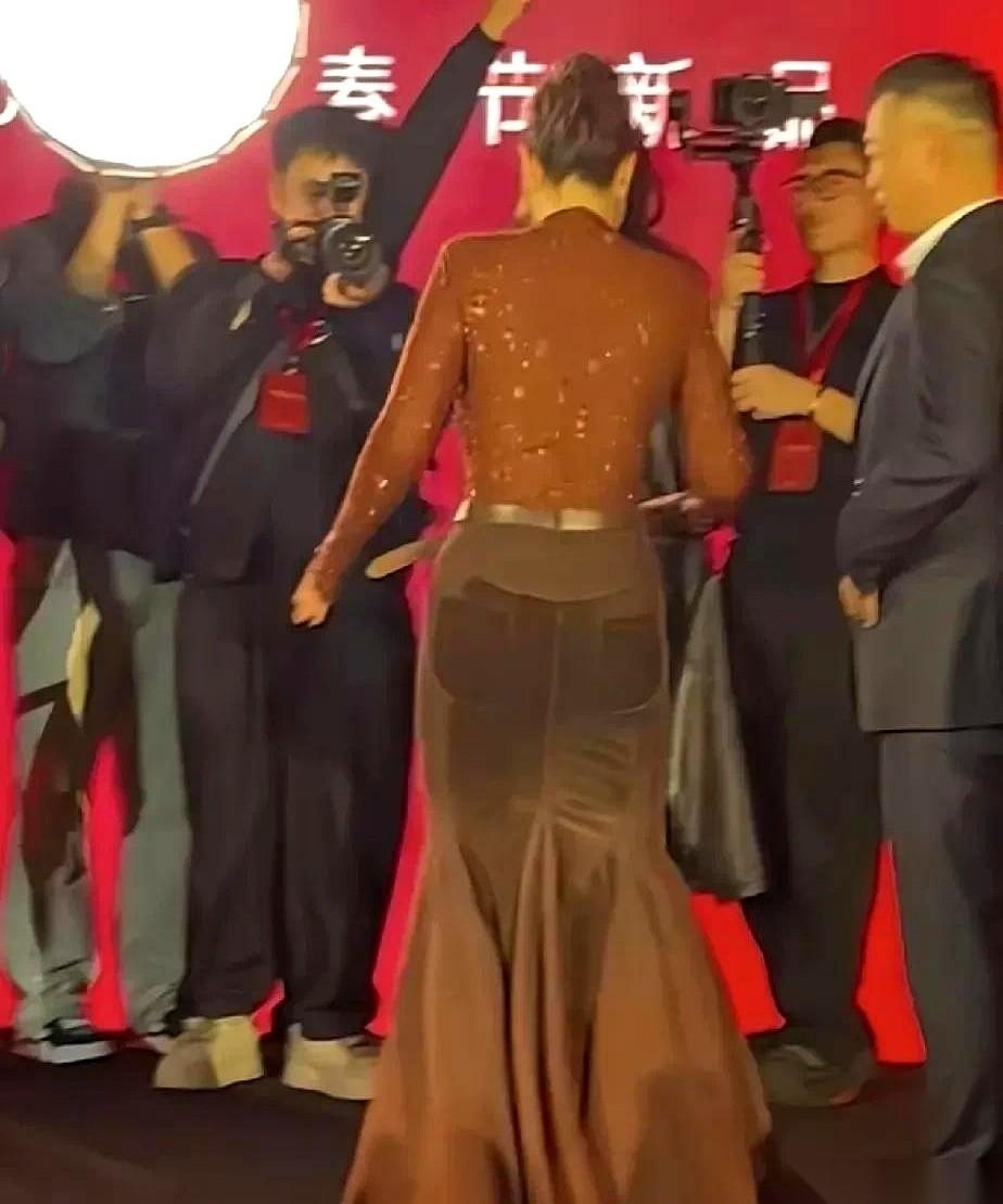 巩俐一出场，全场的镜头都不知道该往哪儿对了。那件紧身礼服，像是硬塞进去的，每一