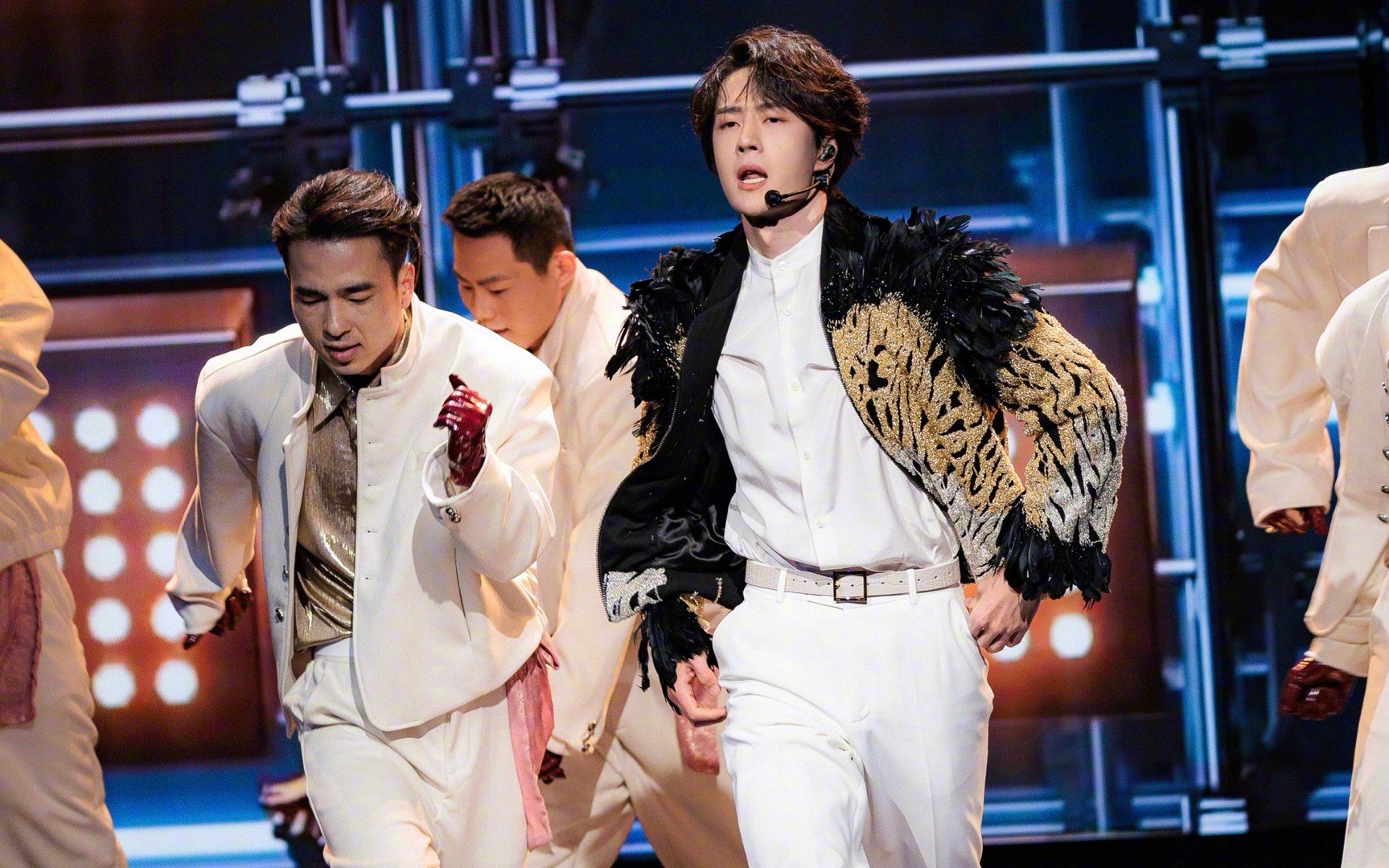 央视新闻发了王一博春晚高清大图！马年就要燃力全开！王一博春晚高清大图