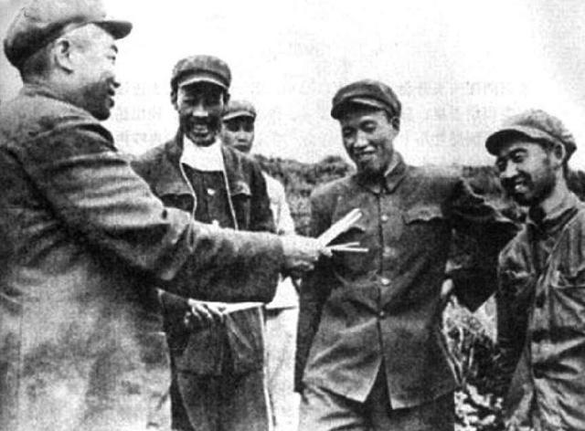 1950年冬，彭老总正在查看地图，突然惊呼：“赶快给113师发报，派部队堵住龙源