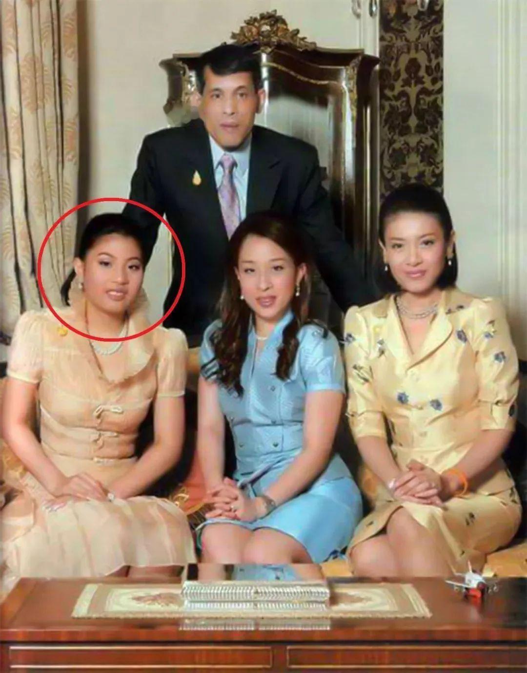 坐在泰王面前的三个女子，都是他生命里最重要的人。西拉米是他最爱的女人，两个女儿让