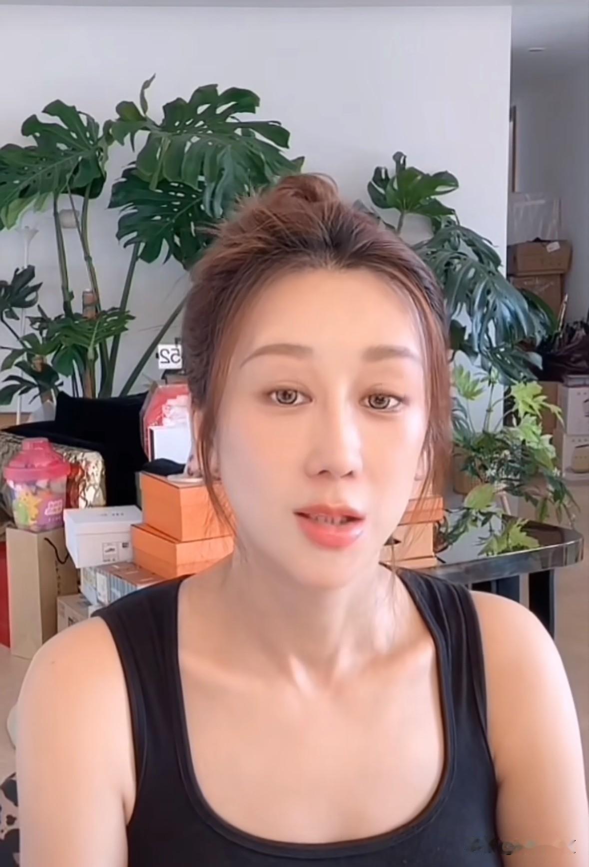 蒋丽莎直播时说“保姆经常偷拍我们家，站在阳台那里拍我们，拍我们家。而且我们家经常