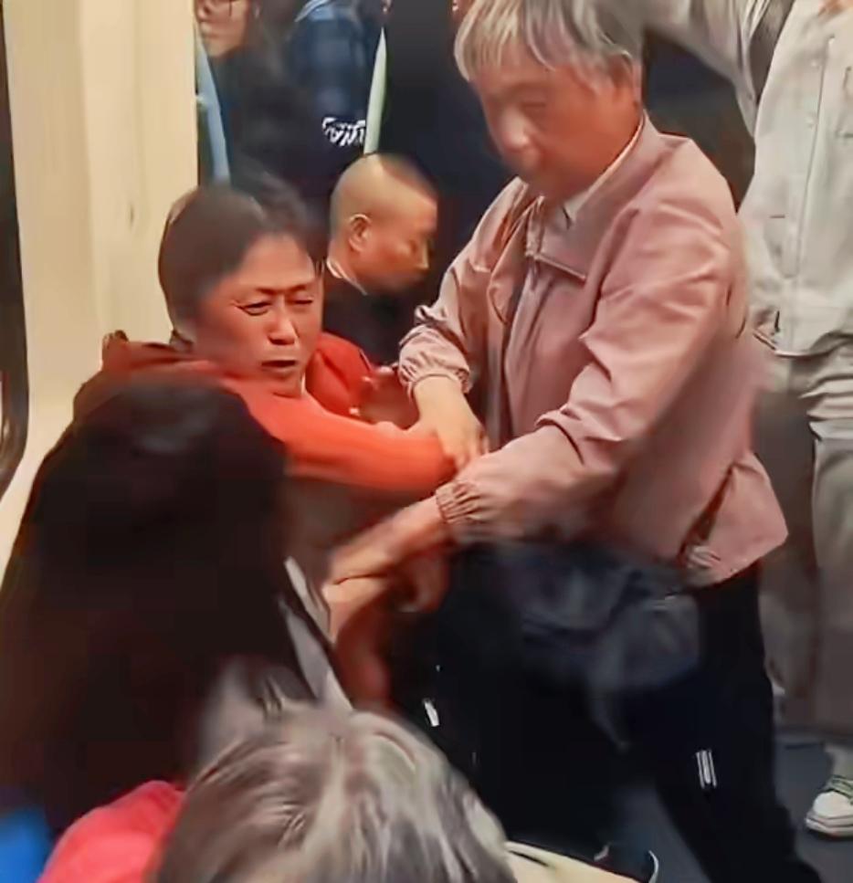 上海地铁那两个“武德充沛”的大妈，终于踢到了钢板，面临法律制裁的消息一出，满屏都