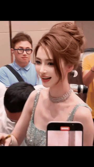 这竟然是杨颖今天的活动照片！谁能信，谁敢信，梦回Baby混血感最强的颜值巅峰期！