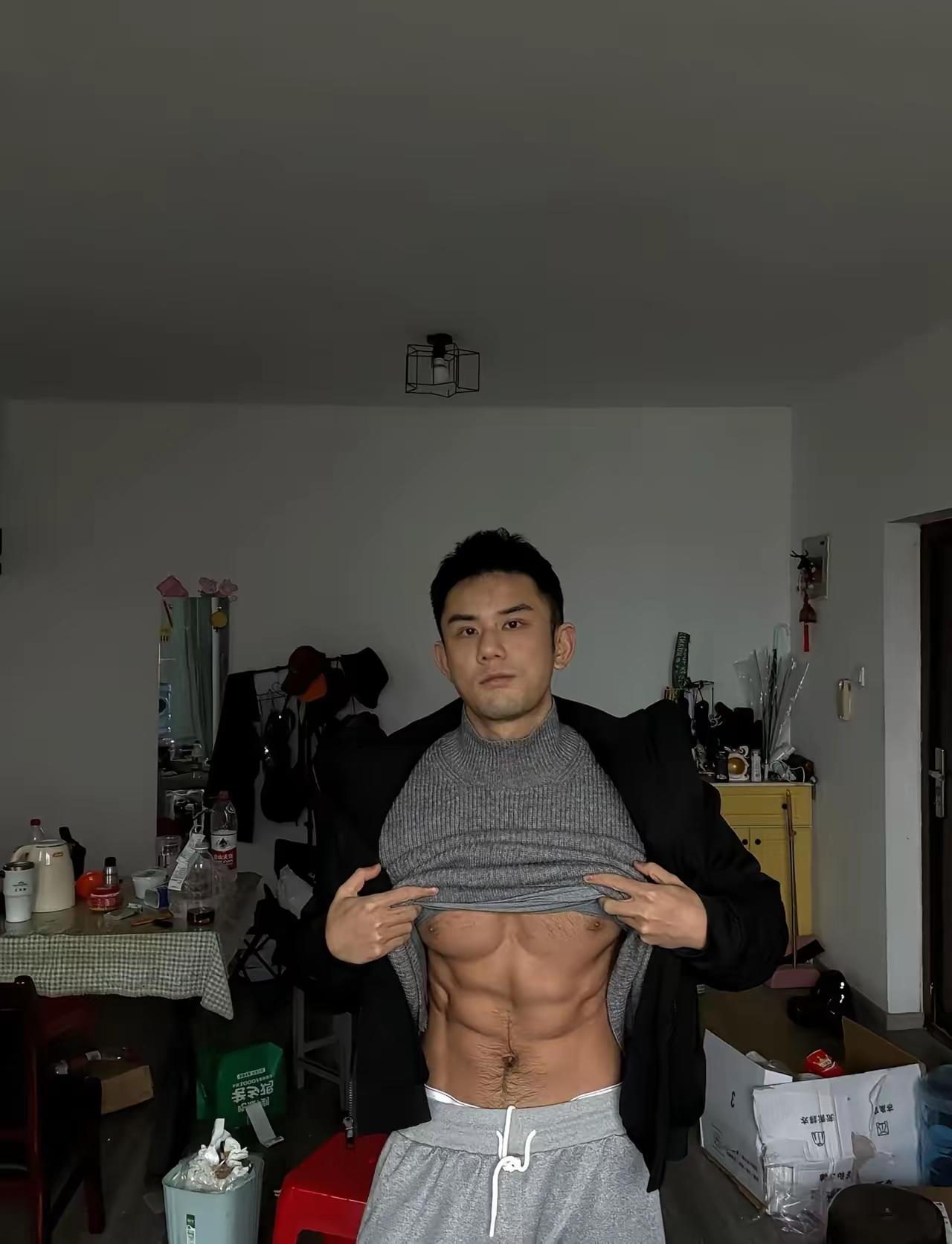 巧克力哥哥，五官端正，牙齿整齐。从上到下充满了张力。目测有16楼，推测之前当