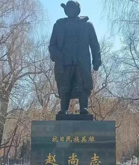 1942年，赵尚志牺牲后，一个汉奸在验尸时，用脚踢了踢他的脑袋，这时，旁边叛变的