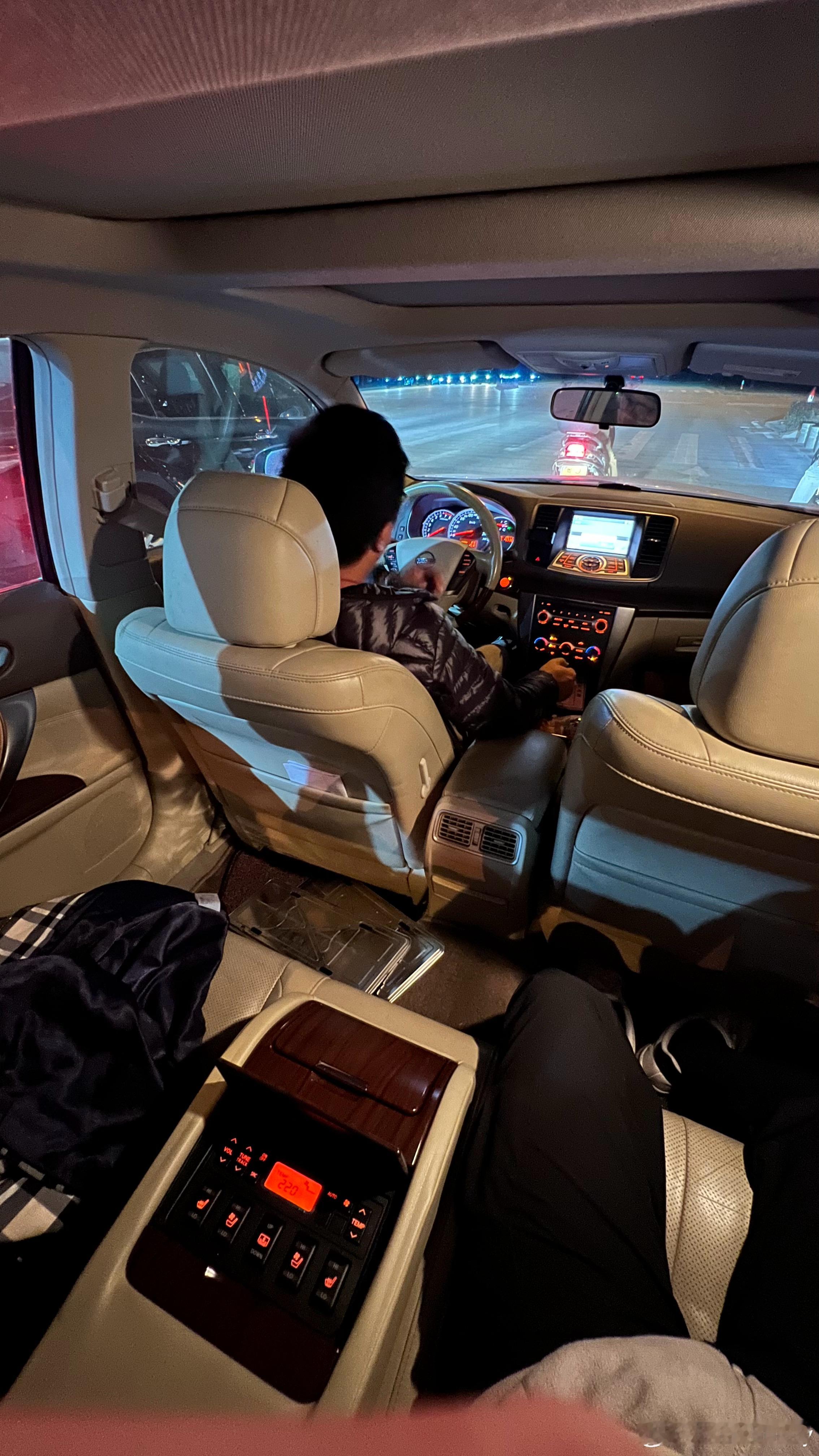 朋友的天籁J32公爵2.5顶配，带4座的通风加热和副驾腿托的，观感上这个后排扶手