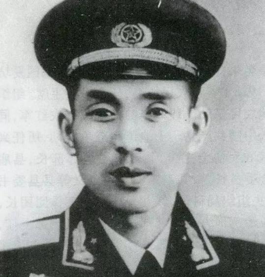 1955年授衔时他已经离休，上级想到他的贡献：授予他中将军衔“1955年9月1