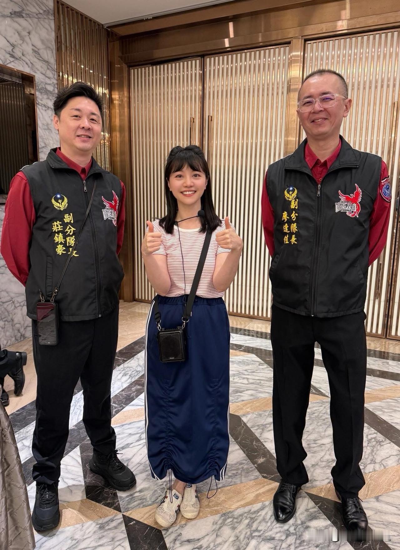 民进党前立委高嘉瑜今（22日）在脸书发文表示，今天我去消防队，站在两位南港义消副