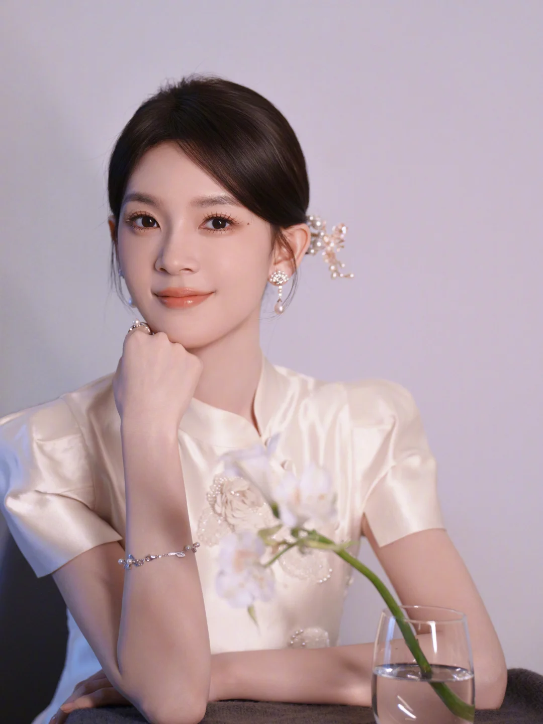 31岁陈瑶素白旗袍封神，灯笼花影两相衬，把东方柔婉刻进镜头里。