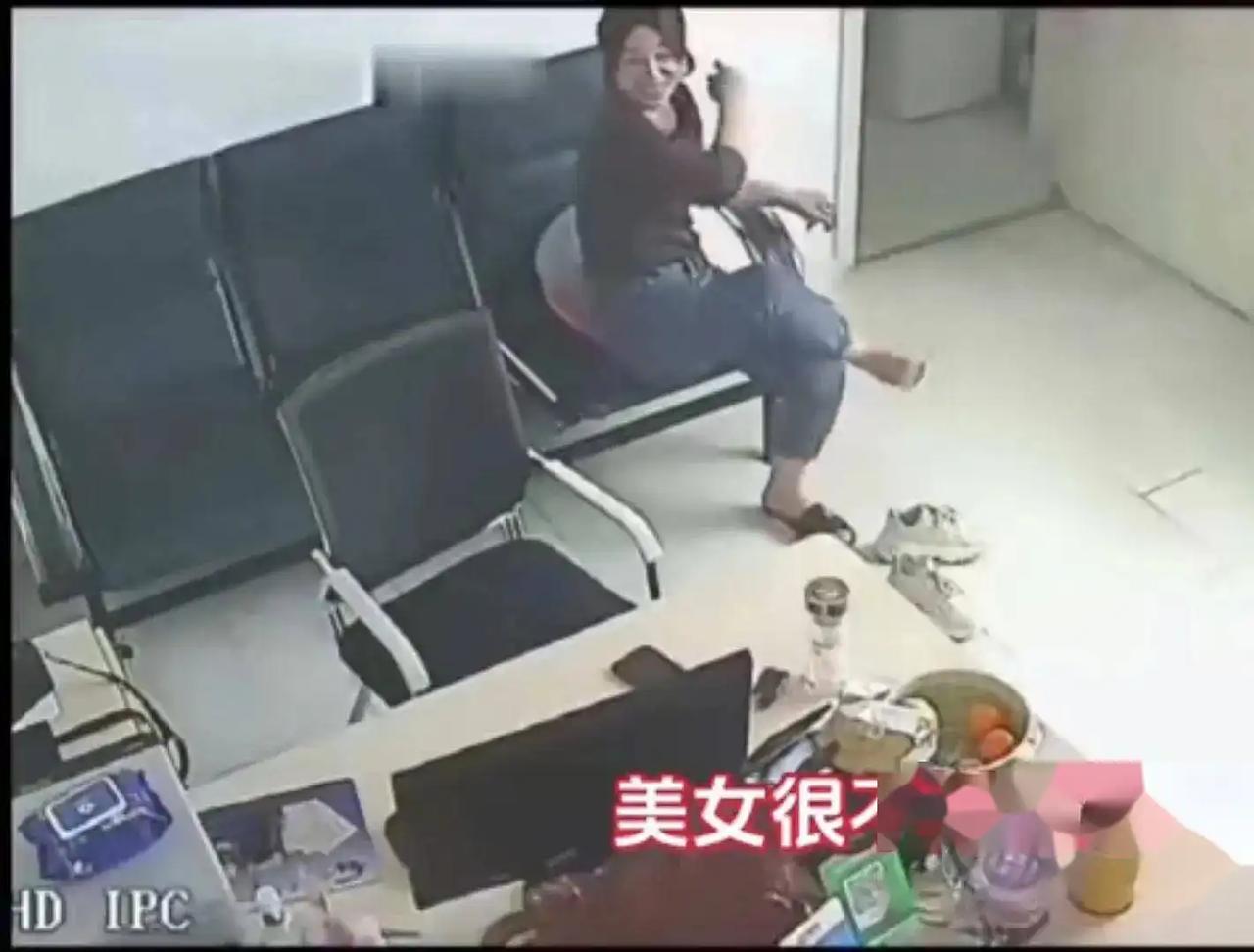 女职员深夜下班回家，男老板留下女职员“加班”，辣眼视频疯传！近日，一段监控视