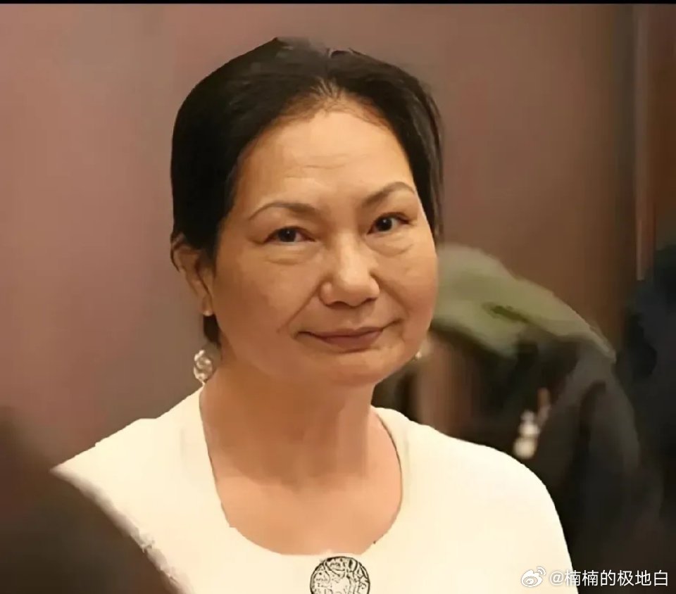 婆婆看了s妈最新的发言后，无语的一笑，说:如果我是S妈就把那个豪宅卖了，把欠的债
