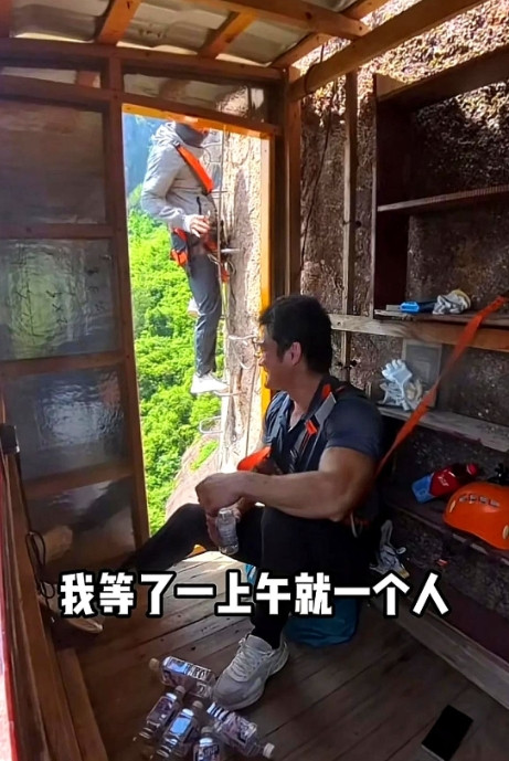五一期间，知名健身博主李维刚背了48瓶电解质饮料到景区的悬崖小卖部准备卖给攀岩的