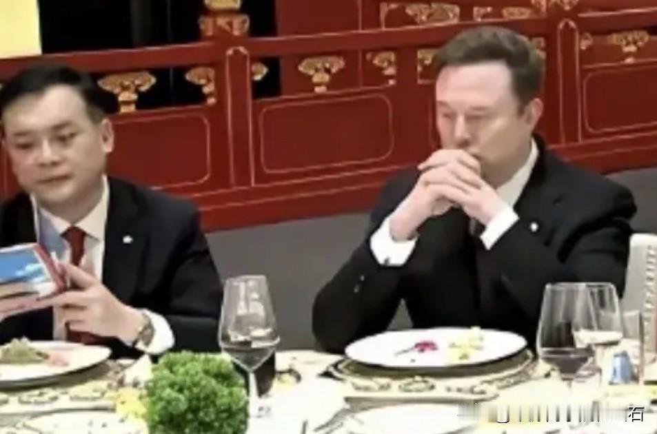一个有意思的座位安排，中间是蓝思，这个完全可以理解。蓝思50%的订单来自于苹