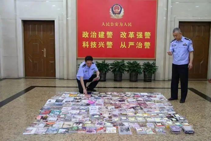 辣眼睛！一女子从日本坐飞机回国，结果在海关处被拦下，原因是她在行李中背回244本