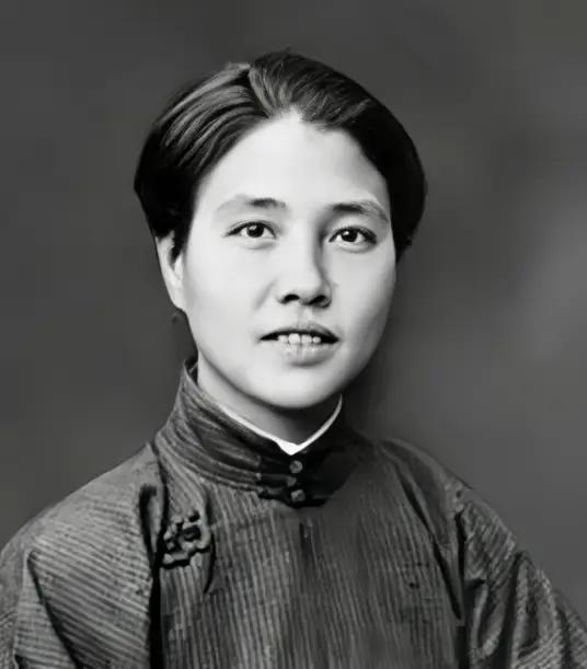 她临死前，嘴里被塞满了石头。不是因为她骂人，而是因为她在演讲。宪兵一路殴打她，想
